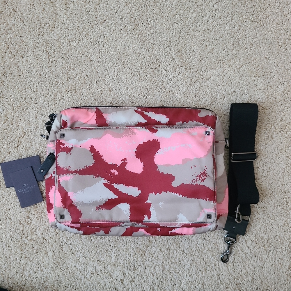 Auth NEW Valentino Rockstud Camoflag Messenger Bag